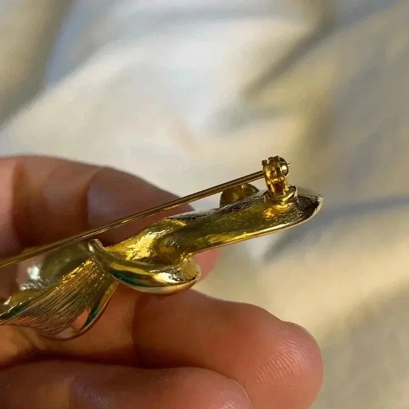 Vintage 1960s gold tone pin /brooch, leaf motif - Picture 6 of 9